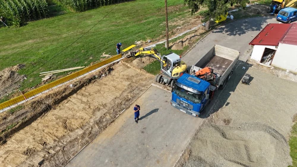 (FOTO-VIDEO) Niti paklene vrućine ne sprečavaju izvođenje radova na uređenju okoliša oko jakšičke Osnovne škole