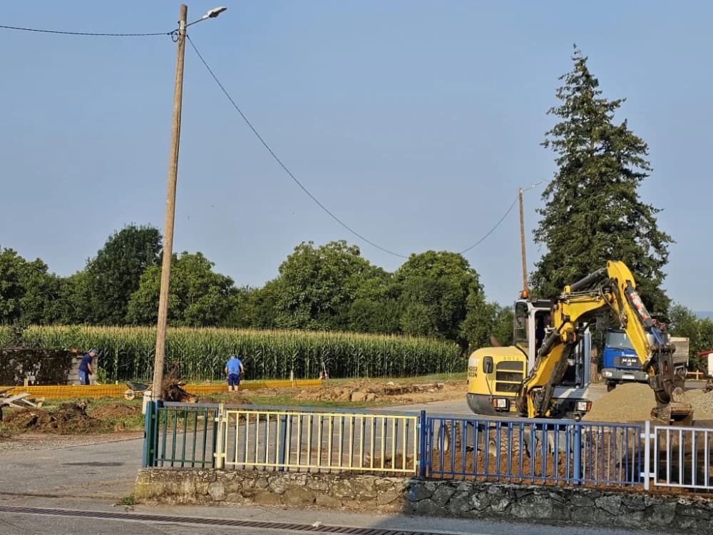 (FOTO-VIDEO) Niti paklene vrućine ne sprečavaju izvođenje radova na uređenju okoliša oko jakšičke Osnovne škole