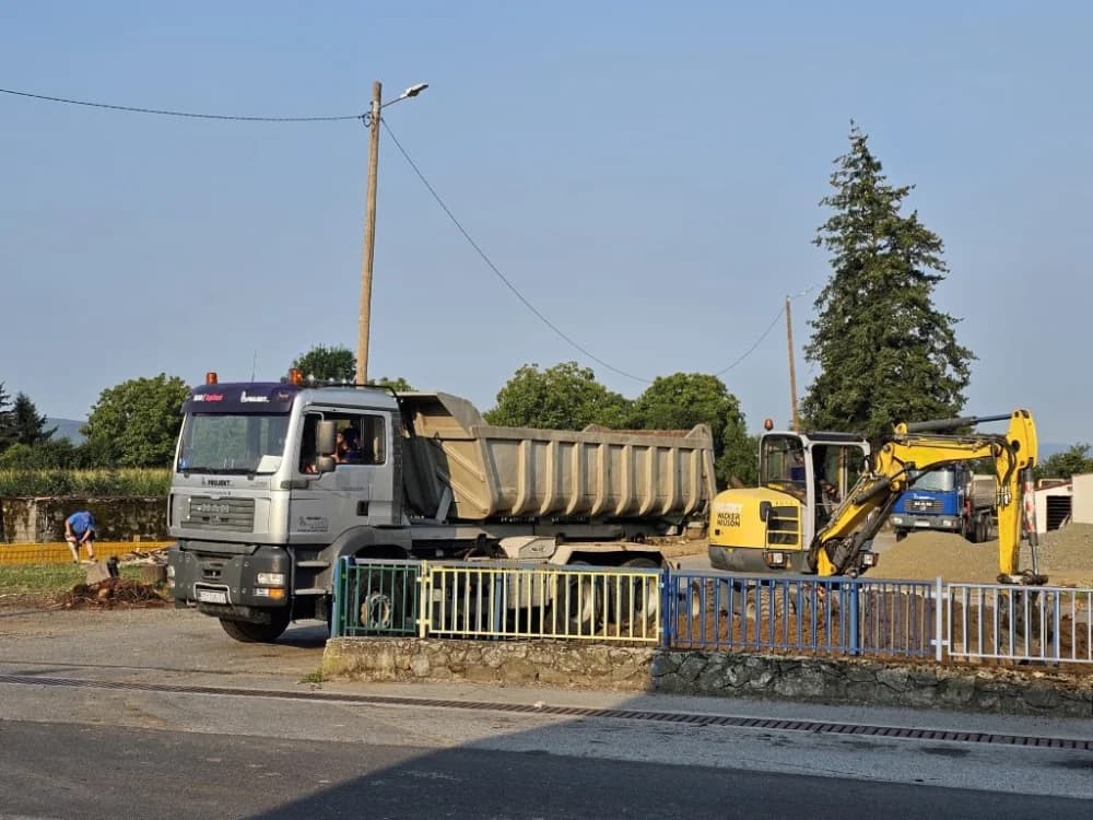 (FOTO-VIDEO) Niti paklene vrućine ne sprečavaju izvođenje radova na uređenju okoliša oko jakšičke Osnovne škole
