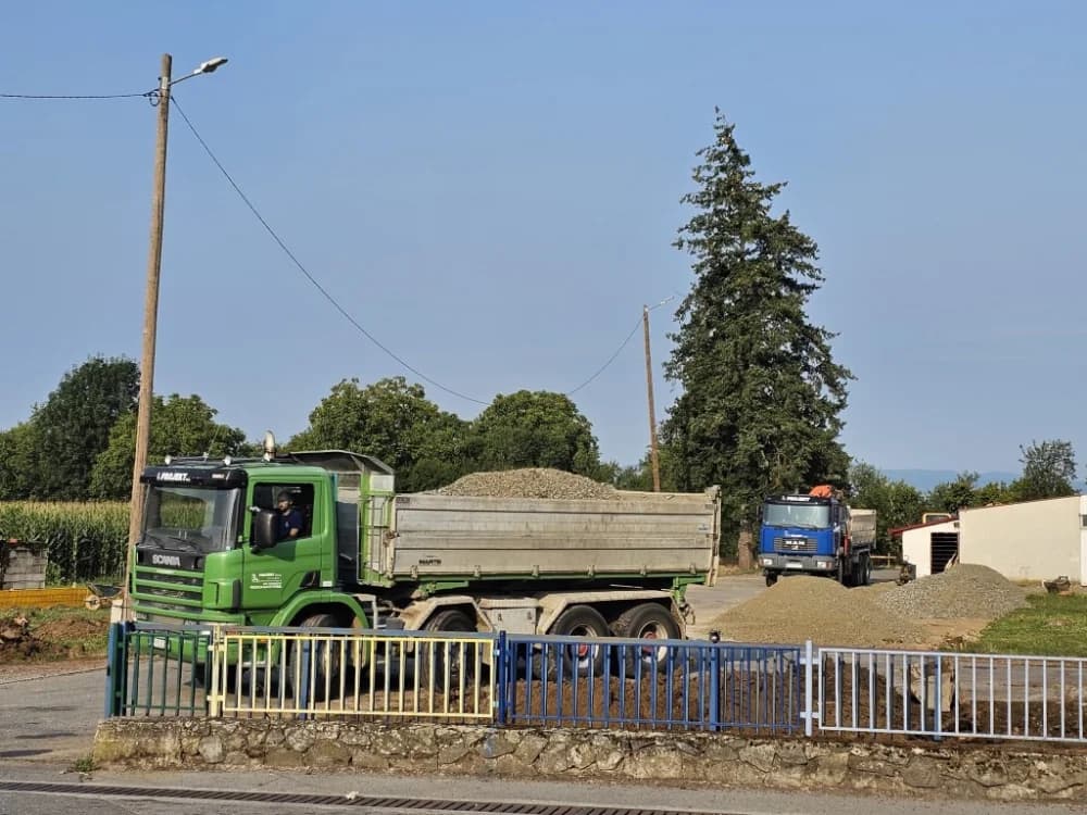 (FOTO-VIDEO) Niti paklene vrućine ne sprečavaju izvođenje radova na uređenju okoliša oko jakšičke Osnovne škole