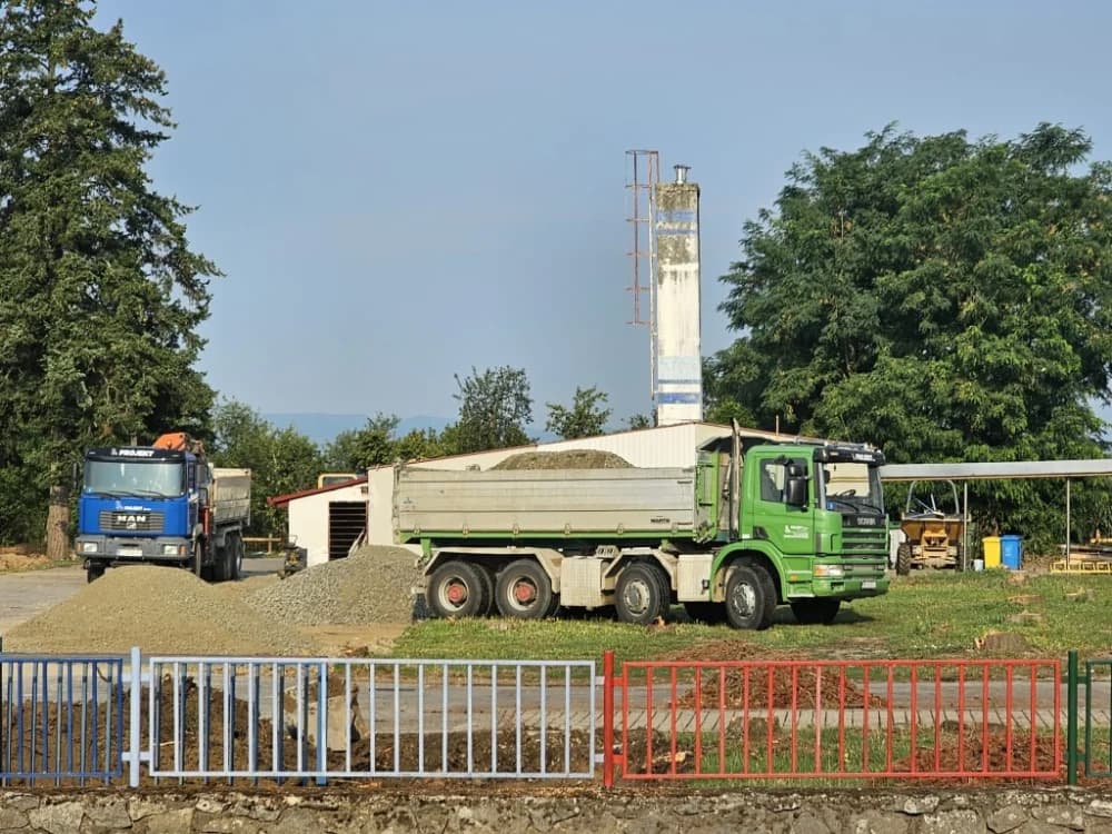 (FOTO-VIDEO) Niti paklene vrućine ne sprečavaju izvođenje radova na uređenju okoliša oko jakšičke Osnovne škole