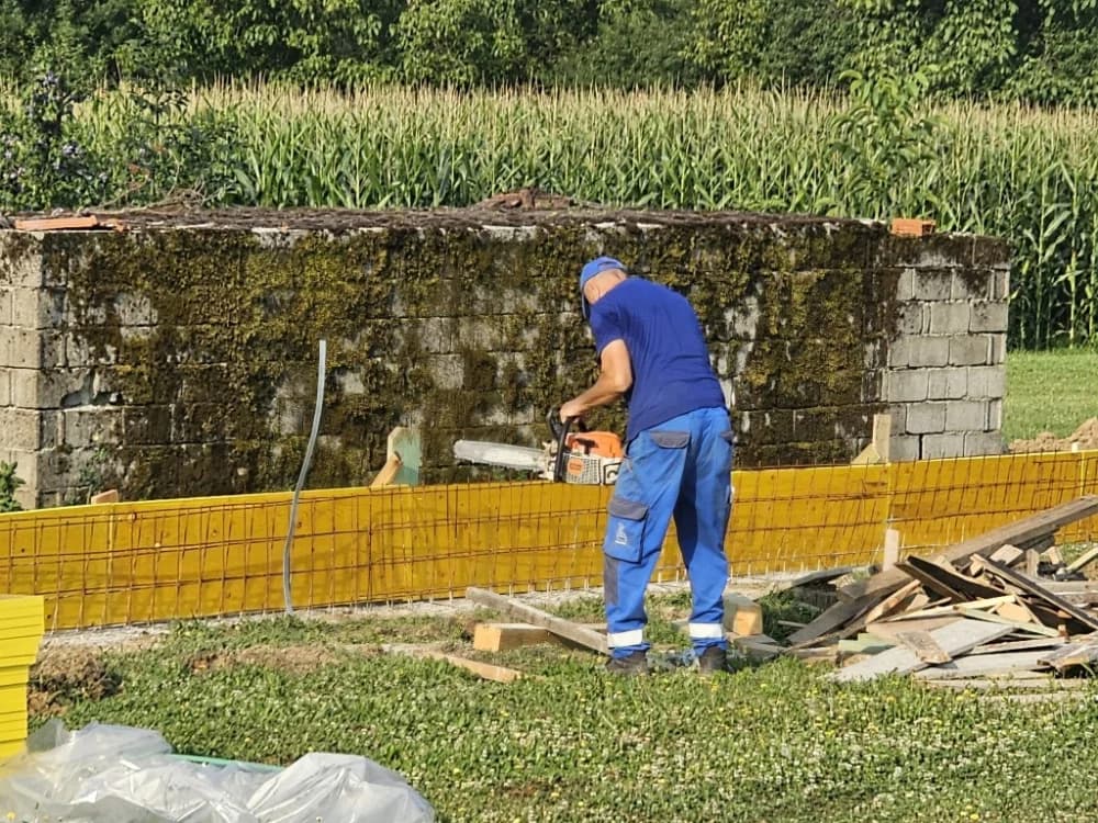 (FOTO-VIDEO) Niti paklene vrućine ne sprečavaju izvođenje radova na uređenju okoliša oko jakšičke Osnovne škole