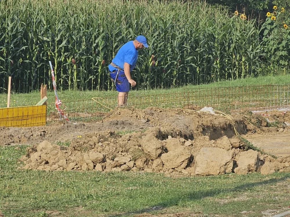 (FOTO-VIDEO) Niti paklene vrućine ne sprečavaju izvođenje radova na uređenju okoliša oko jakšičke Osnovne škole