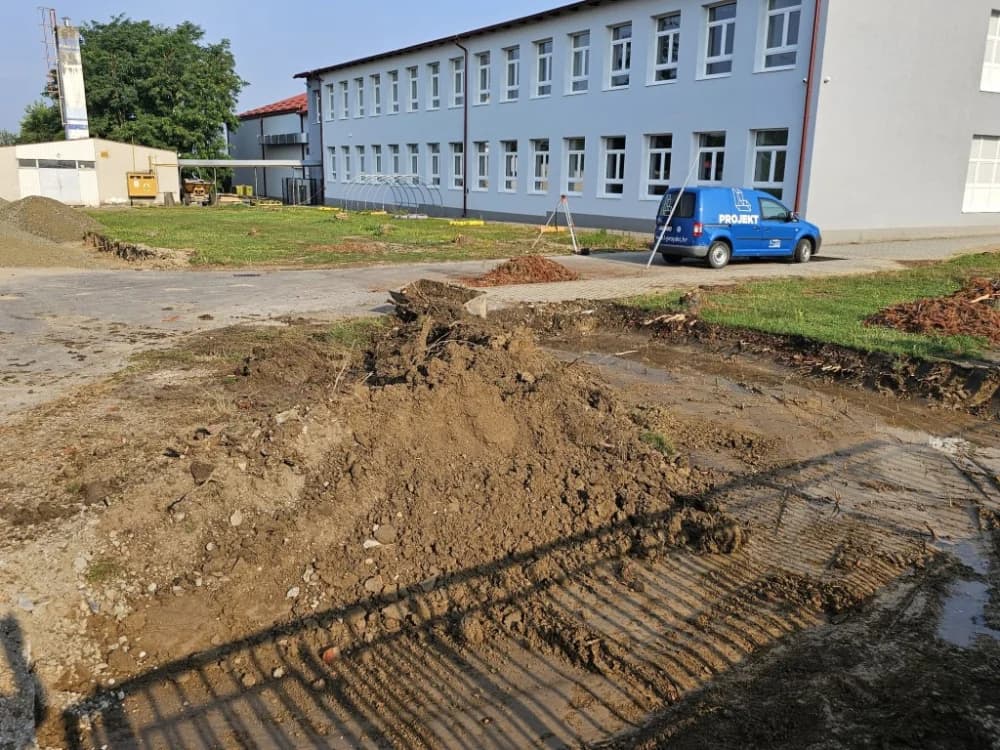 (FOTO-VIDEO) Niti paklene vrućine ne sprečavaju izvođenje radova na uređenju okoliša oko jakšičke Osnovne škole