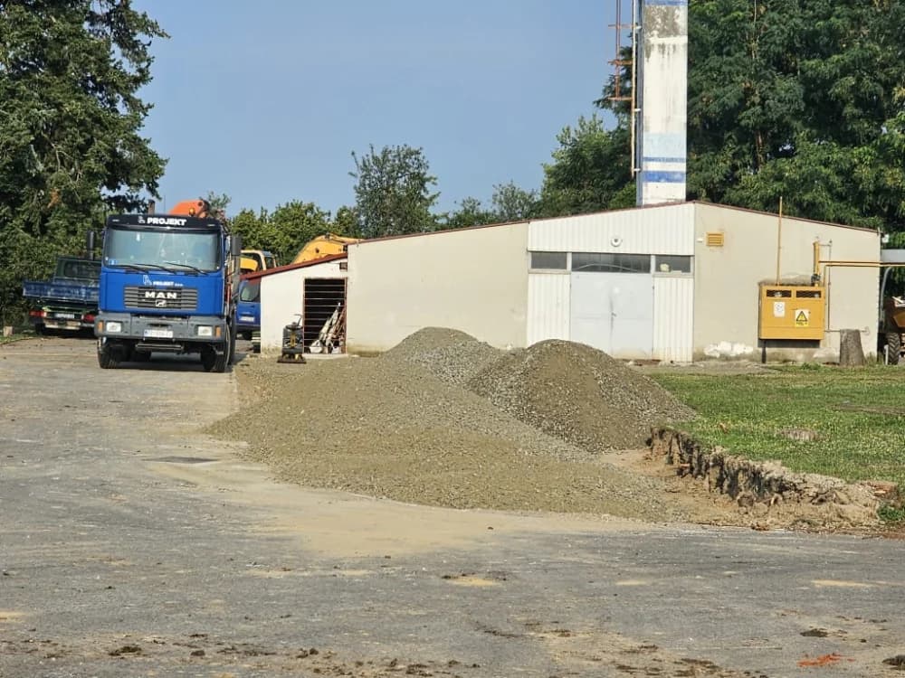 (FOTO-VIDEO) Niti paklene vrućine ne sprečavaju izvođenje radova na uređenju okoliša oko jakšičke Osnovne škole