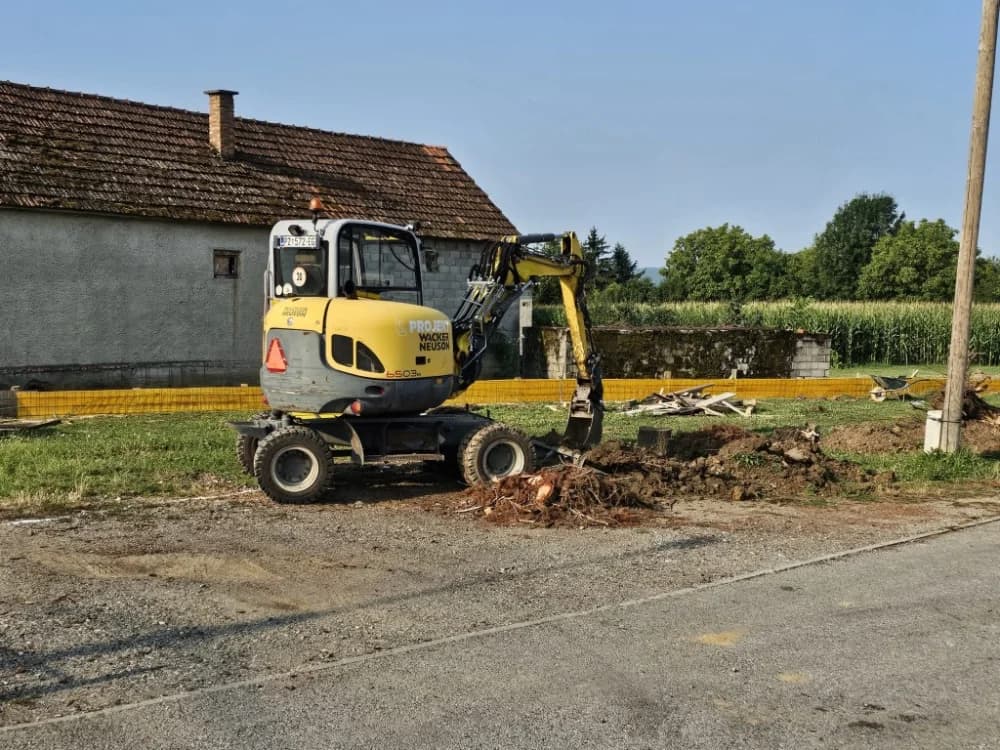(FOTO-VIDEO) Niti paklene vrućine ne sprečavaju izvođenje radova na uređenju okoliša oko jakšičke Osnovne škole