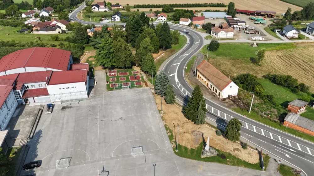 (FOTO-VIDEO) Niti paklene vrućine ne sprečavaju izvođenje radova na uređenju okoliša oko jakšičke Osnovne škole