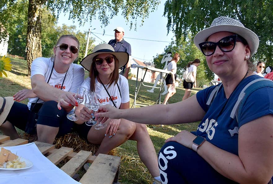 [FOTOGALERIJA] Uz jelo i piće kaptolačkim vinogradima prošlo više od četiri stotine sudionika