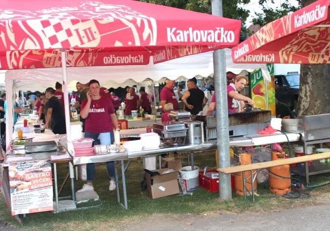 (FOTOGALERIJA) „GASTRO VEČERI“ U BATRINI: Bogat izbor gastronomskih delicija, dobra glazba i zabava do ranih jutarnjih sati