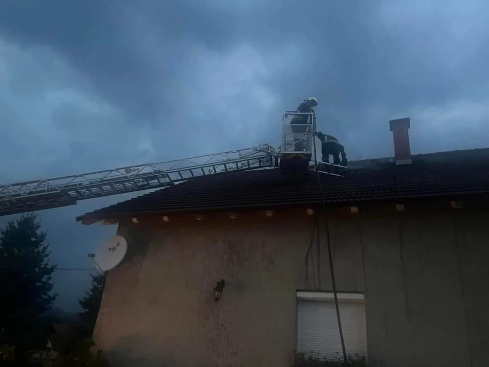 Od udara groma zapalilo se krovište obiteljske kuće u Kaptolu