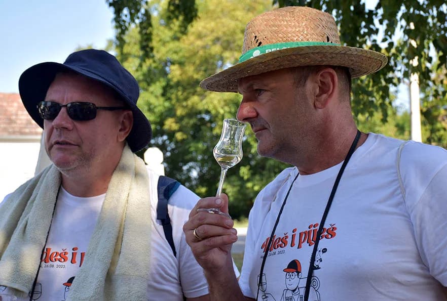 [FOTOGALERIJA] Uz jelo i piće kaptolačkim vinogradima prošlo više od četiri stotine sudionika