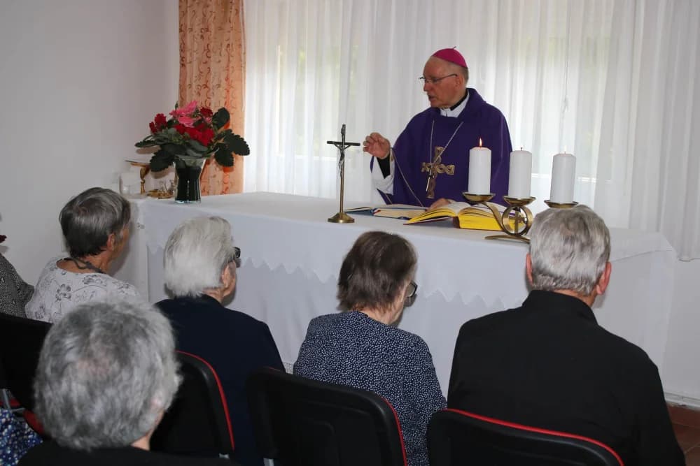 Misa zadušnica u umirovljeničkom domu u Velikoj za preminulog župnika Akmačića