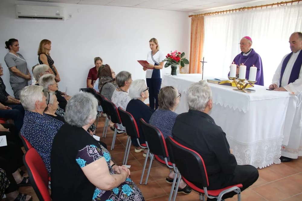 Misa zadušnica u umirovljeničkom domu u Velikoj za preminulog župnika Akmačića