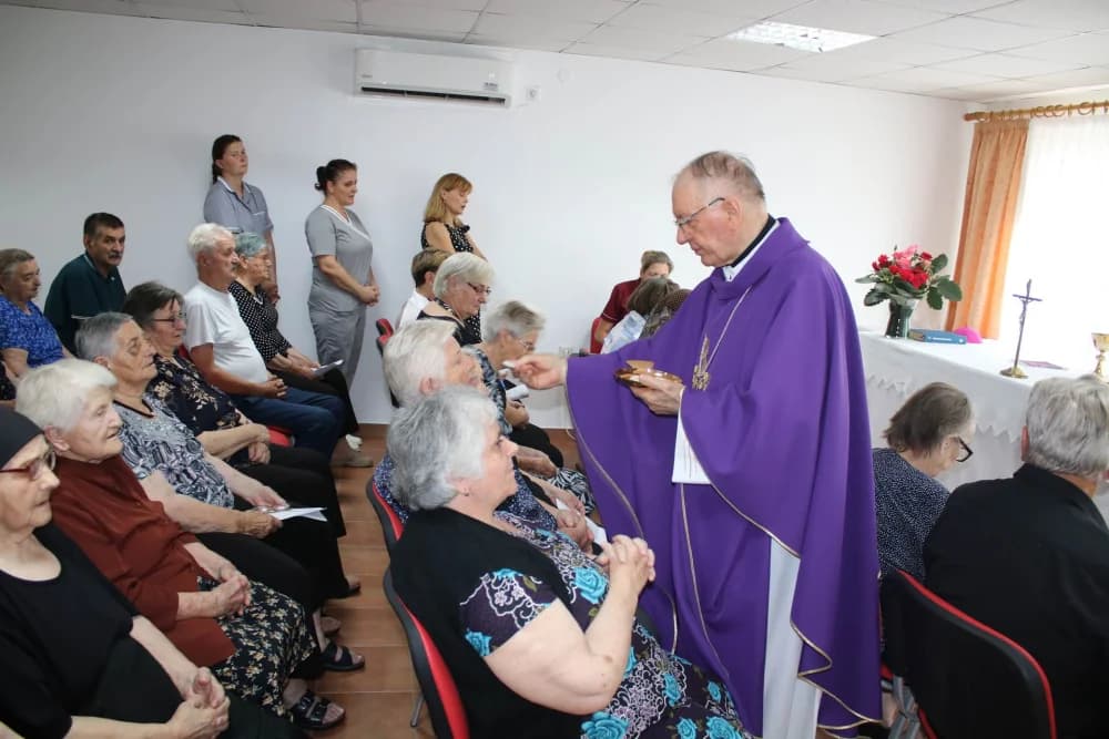 Misa zadušnica u umirovljeničkom domu u Velikoj za preminulog župnika Akmačića
