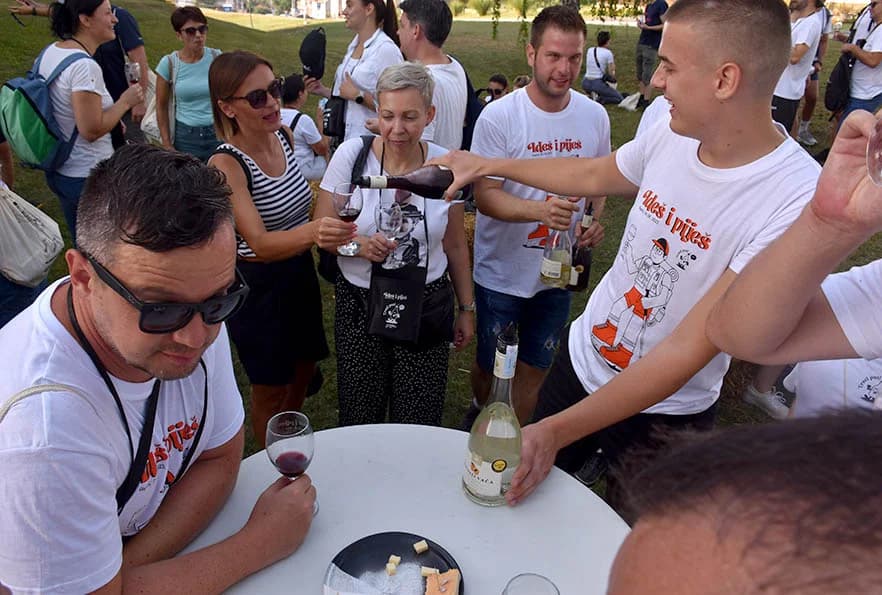[FOTOGALERIJA] Uz jelo i piće kaptolačkim vinogradima prošlo više od četiri stotine sudionika