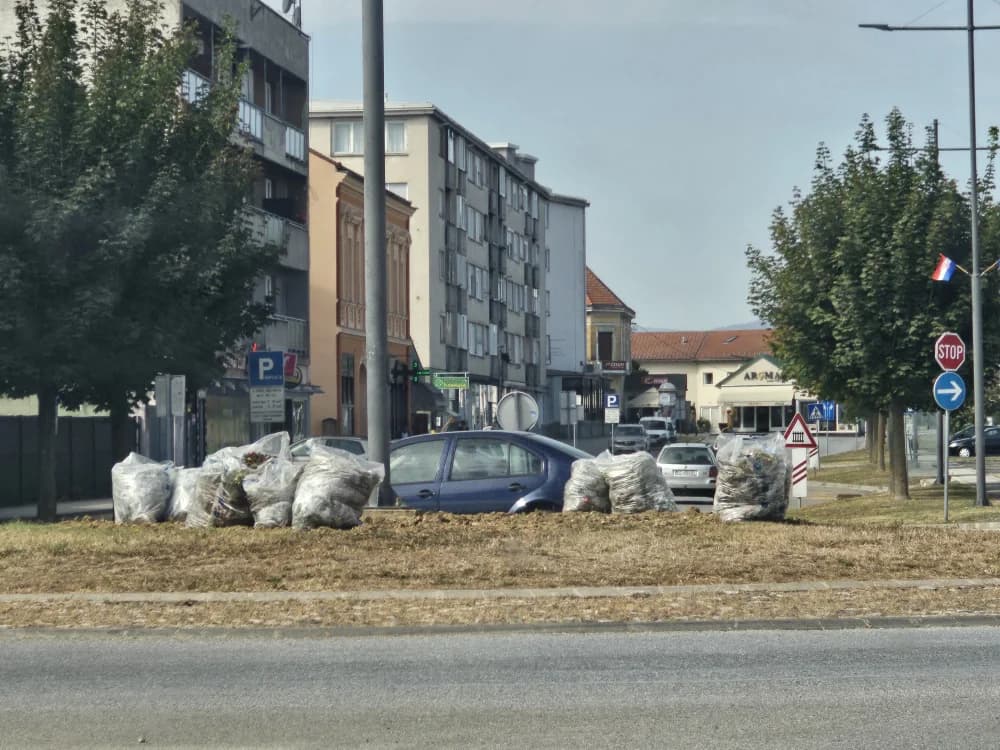Cvijeće počupano opet kad je najljepše: Građani ljuti, Grad tvrdi nemamo ništa s tim, a Komunalac suprotno [FOTO]