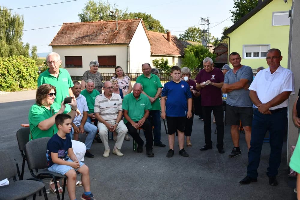 PRIREDBA ČEHA POŽEŠKOG KRAJA: Češke besede Bjeliševca i Kaptola zajedno zapjevale nakon otvorenja ljetne pozornice