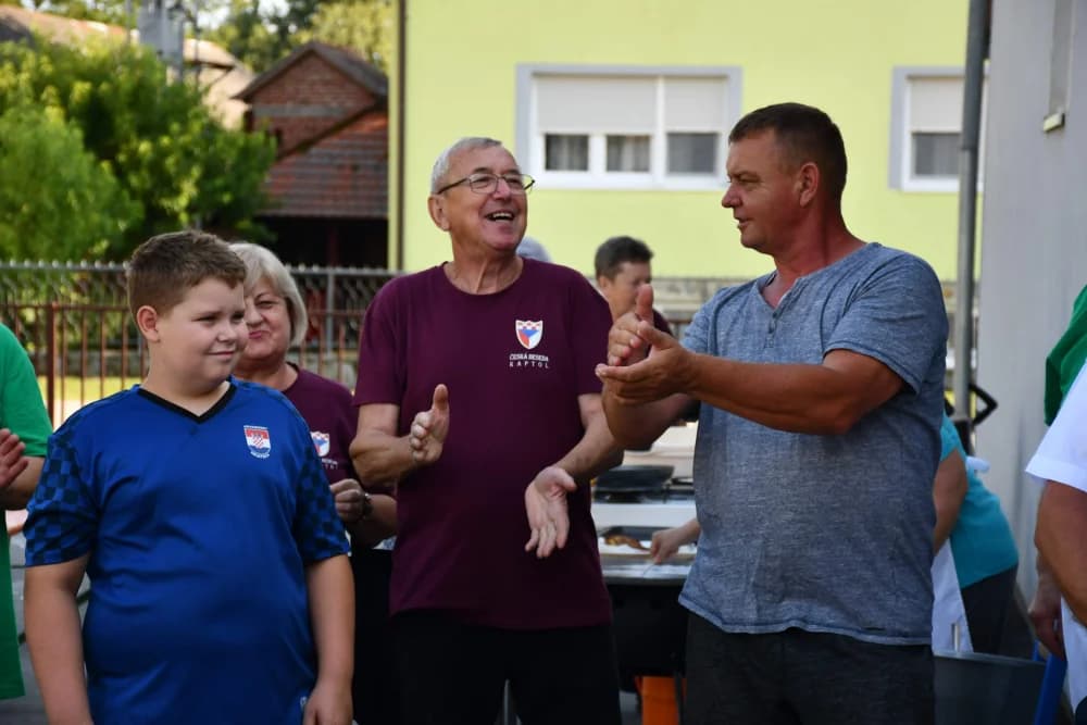 PRIREDBA ČEHA POŽEŠKOG KRAJA: Češke besede Bjeliševca i Kaptola zajedno zapjevale nakon otvorenja ljetne pozornice