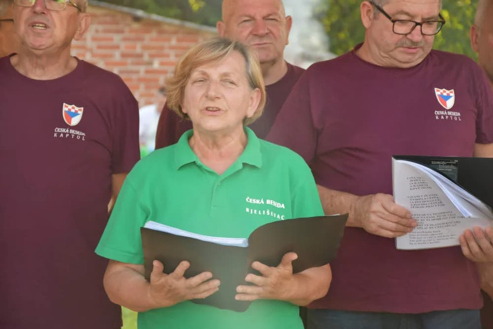 PRIREDBA ČEHA POŽEŠKOG KRAJA: Češke besede Bjeliševca i Kaptola zajedno zapjevale nakon otvorenja ljetne pozornice