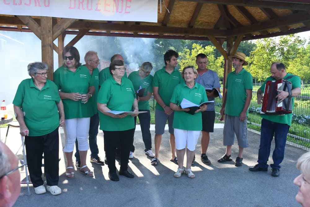 PRIREDBA ČEHA POŽEŠKOG KRAJA: Češke besede Bjeliševca i Kaptola zajedno zapjevale nakon otvorenja ljetne pozornice