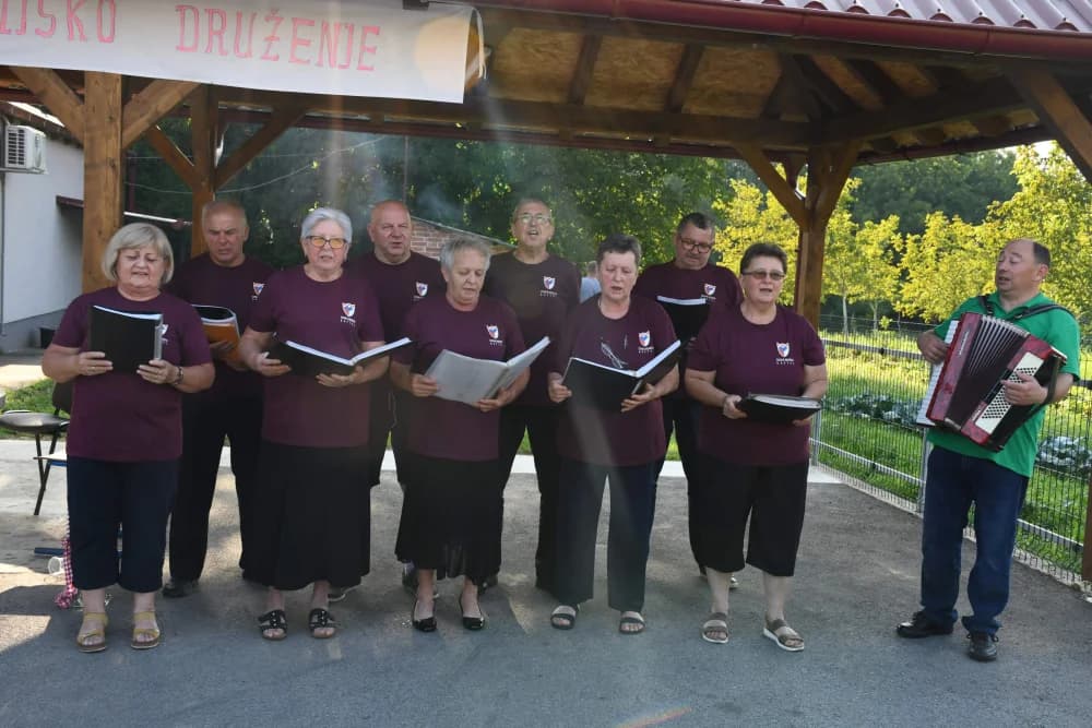 PRIREDBA ČEHA POŽEŠKOG KRAJA: Češke besede Bjeliševca i Kaptola zajedno zapjevale nakon otvorenja ljetne pozornice