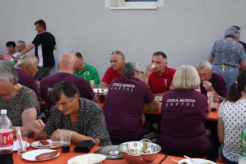 PRIREDBA ČEHA POŽEŠKOG KRAJA: Češke besede Bjeliševca i Kaptola zajedno zapjevale nakon otvorenja ljetne pozornice