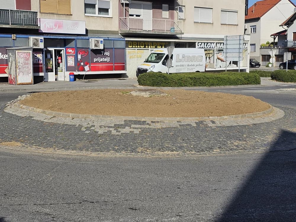 Cvijeće počupano opet kad je najljepše: Građani ljuti, Grad tvrdi nemamo ništa s tim, a Komunalac suprotno [FOTO]
