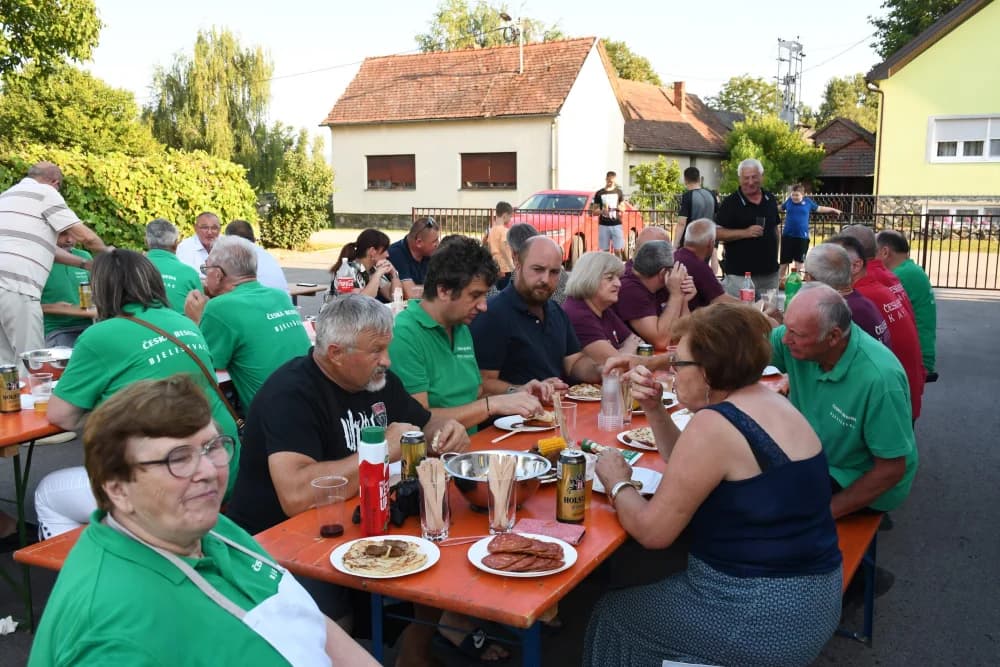 PRIREDBA ČEHA POŽEŠKOG KRAJA: Češke besede Bjeliševca i Kaptola zajedno zapjevale nakon otvorenja ljetne pozornice