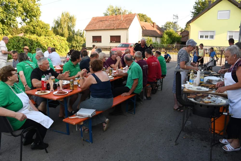 PRIREDBA ČEHA POŽEŠKOG KRAJA: Češke besede Bjeliševca i Kaptola zajedno zapjevale nakon otvorenja ljetne pozornice