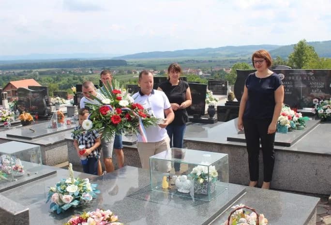 PLETERNIČKA UDRUGA „GRBAVICA“: Položili vijenac na grob poginulog branitelja Predraga Marketanovića