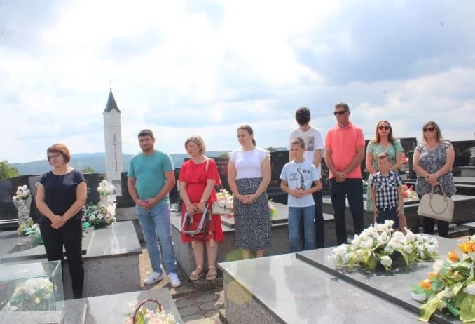 PLETERNIČKA UDRUGA „GRBAVICA“: Položili vijenac na grob poginulog branitelja Predraga Marketanovića
