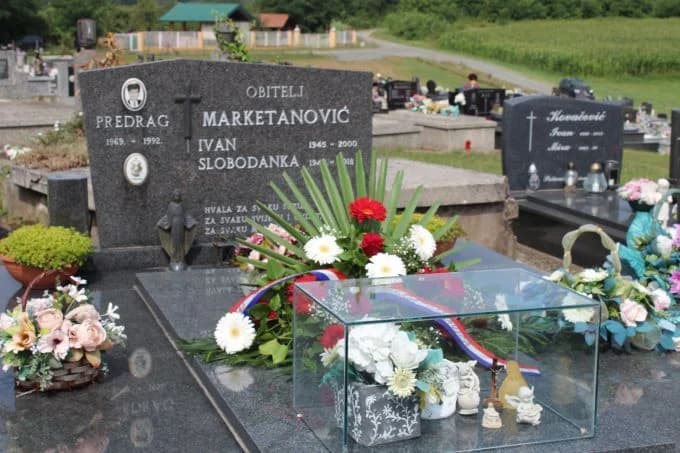 PLETERNIČKA UDRUGA „GRBAVICA“: Položili vijenac na grob poginulog branitelja Predraga Marketanovića