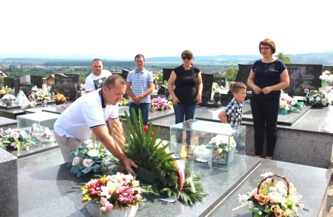 PLETERNIČKA UDRUGA „GRBAVICA“: Položili vijenac na grob poginulog branitelja Predraga Marketanovića