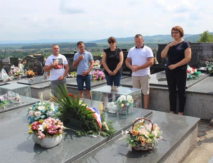 PLETERNIČKA UDRUGA „GRBAVICA“: Položili vijenac na grob poginulog branitelja Predraga Marketanovića