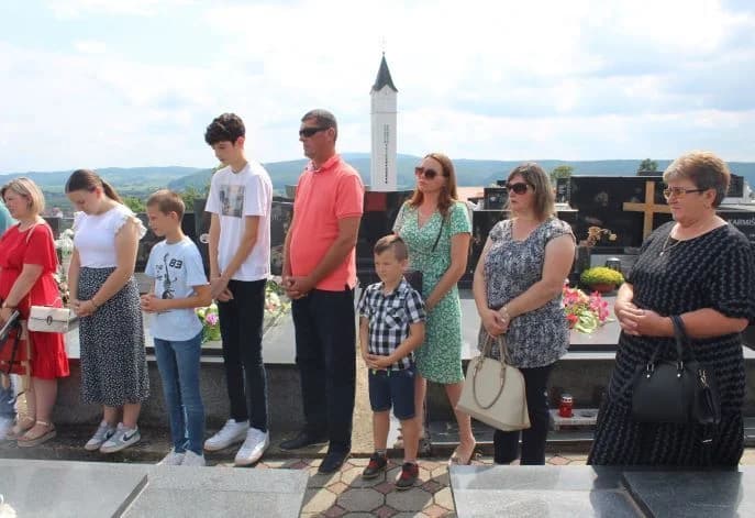 PLETERNIČKA UDRUGA „GRBAVICA“: Položili vijenac na grob poginulog branitelja Predraga Marketanovića