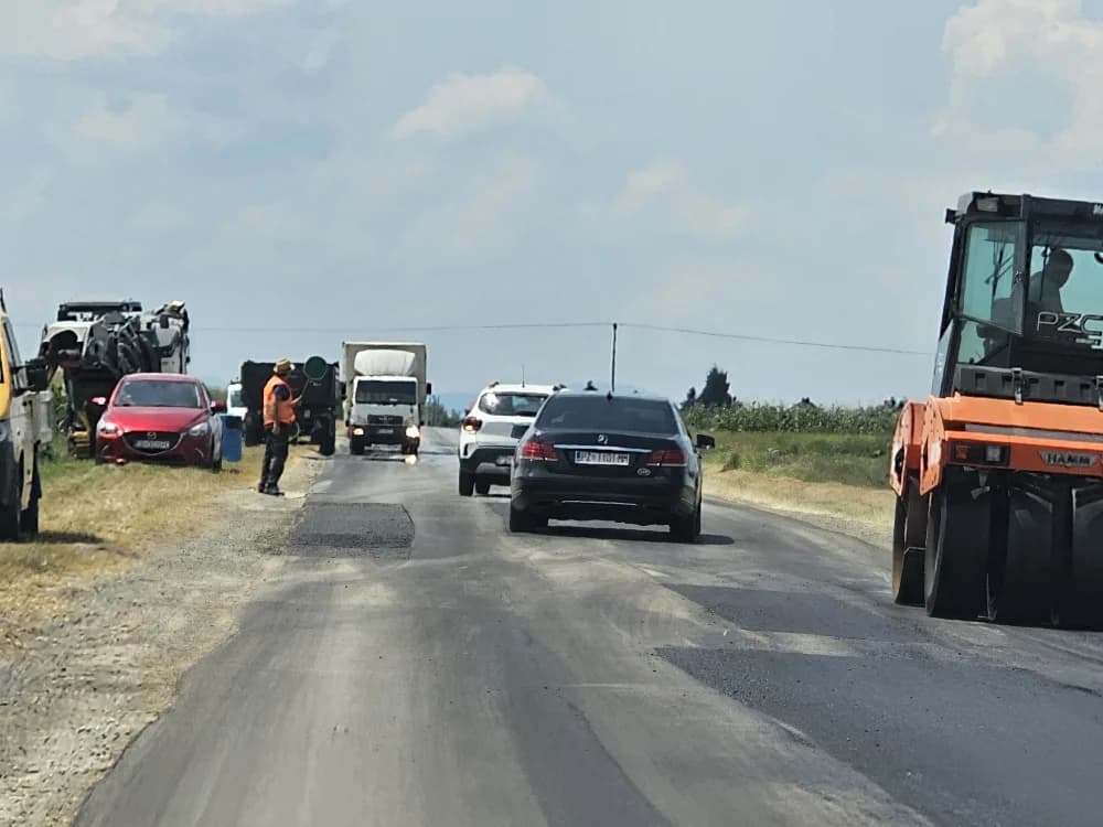 /FOTO/ Ipak nisu na godišnjem: Do kraja dana biti će saniran i asfaltiran dio kolnika Vetovo-Lulač