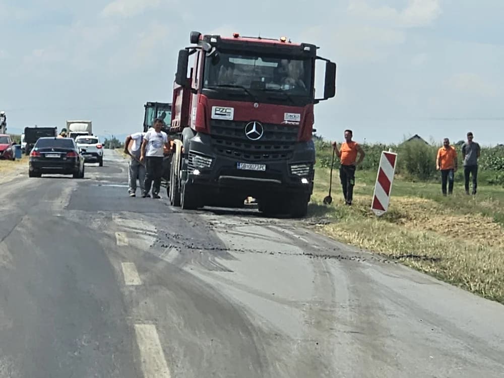 /FOTO/ Ipak nisu na godišnjem: Do kraja dana biti će saniran i asfaltiran dio kolnika Vetovo-Lulač
