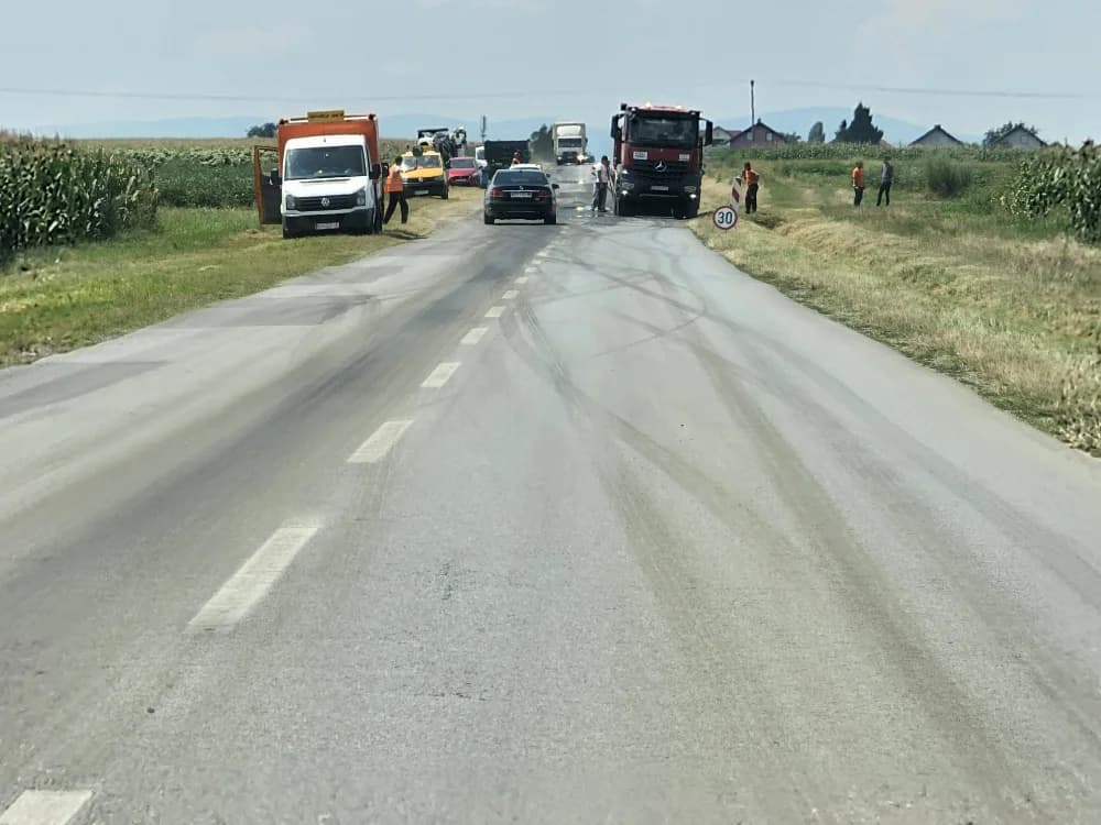 /FOTO/ Ipak nisu na godišnjem: Do kraja dana biti će saniran i asfaltiran dio kolnika Vetovo-Lulač