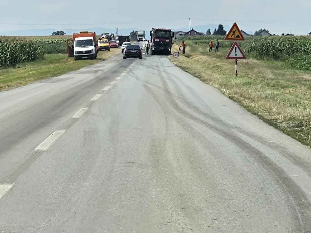 /FOTO/ Ipak nisu na godišnjem: Do kraja dana biti će saniran i asfaltiran dio kolnika Vetovo-Lulač