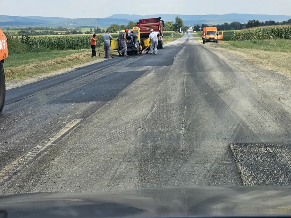 /FOTO/ Ipak nisu na godišnjem: Do kraja dana biti će saniran i asfaltiran dio kolnika Vetovo-Lulač