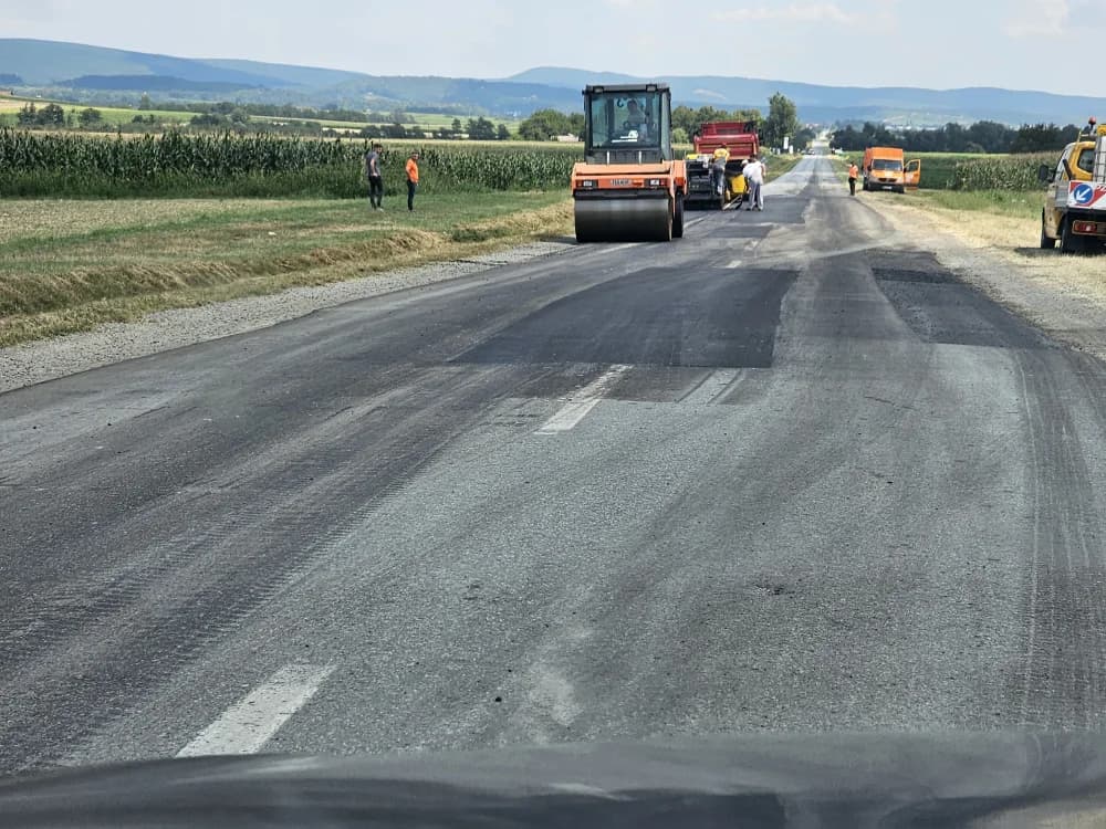 /FOTO/ Ipak nisu na godišnjem: Do kraja dana biti će saniran i asfaltiran dio kolnika Vetovo-Lulač