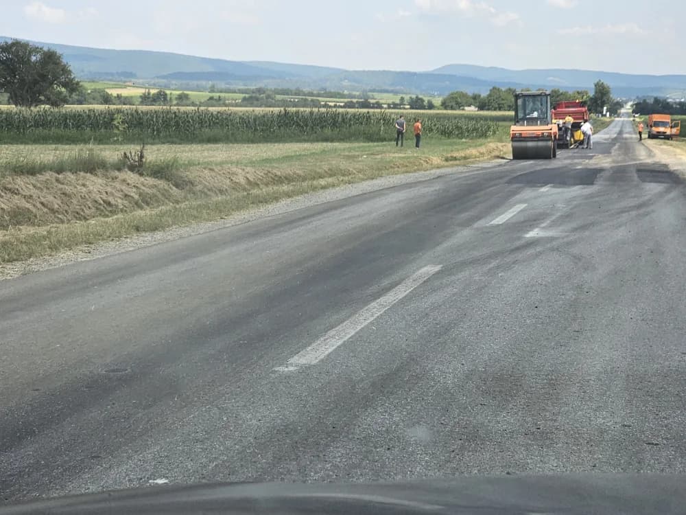 /FOTO/ Ipak nisu na godišnjem: Do kraja dana biti će saniran i asfaltiran dio kolnika Vetovo-Lulač