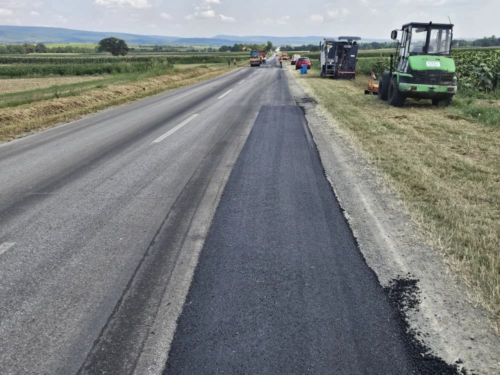 /FOTO/ Ipak nisu na godišnjem: Do kraja dana biti će saniran i asfaltiran dio kolnika Vetovo-Lulač