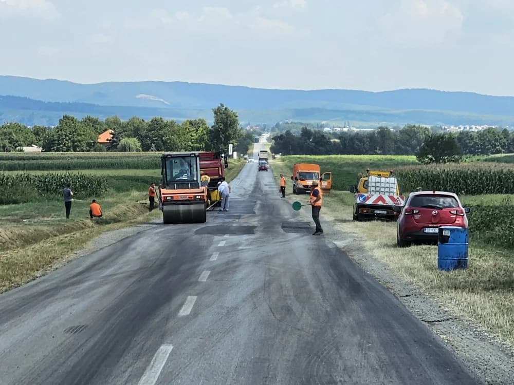/FOTO/ Ipak nisu na godišnjem: Do kraja dana biti će saniran i asfaltiran dio kolnika Vetovo-Lulač