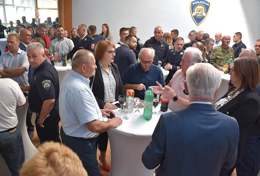 /FOTO/ Uručene pisane povale načelnika Policijske uprave požeško-slavonske policijskim službenicima i namještenicima u prigodi Dana policije
