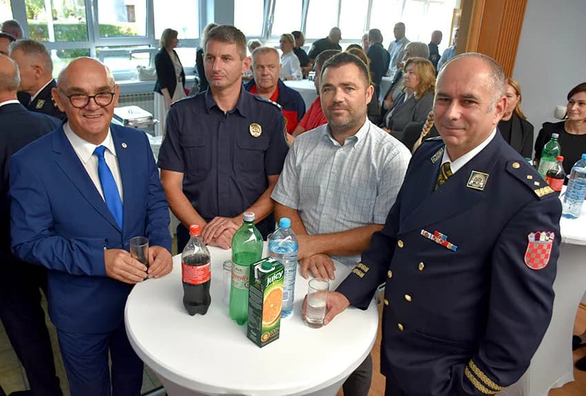 /FOTO/ Uručene pisane povale načelnika Policijske uprave požeško-slavonske policijskim službenicima i namještenicima u prigodi Dana policije