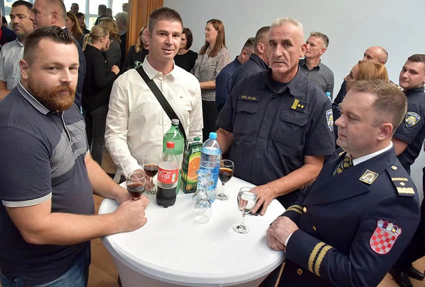 /FOTO/ Uručene pisane povale načelnika Policijske uprave požeško-slavonske policijskim službenicima i namještenicima u prigodi Dana policije