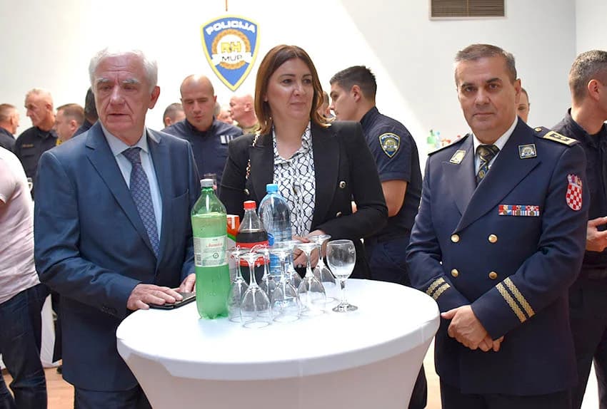 /FOTO/ Uručene pisane povale načelnika Policijske uprave požeško-slavonske policijskim službenicima i namještenicima u prigodi Dana policije