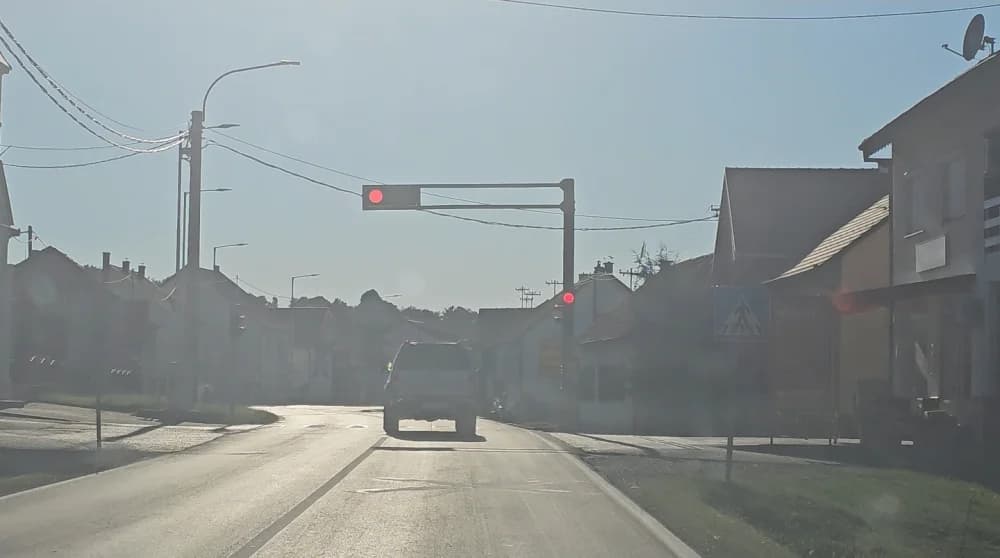 Za ovog vozača terenca ne postoji cveno svjetlo na semaforu (FOTO-VIDEO)