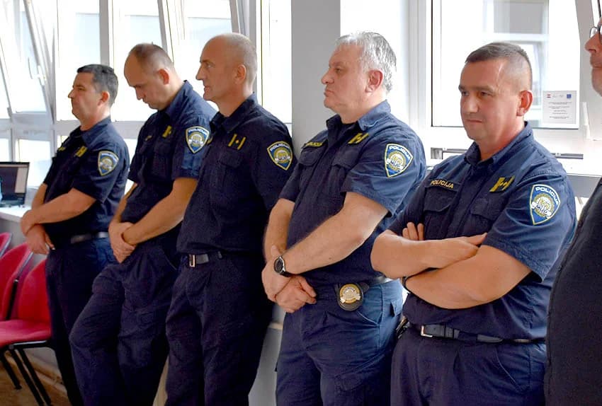 /FOTO/ Uručene pisane povale načelnika Policijske uprave požeško-slavonske policijskim službenicima i namještenicima u prigodi Dana policije